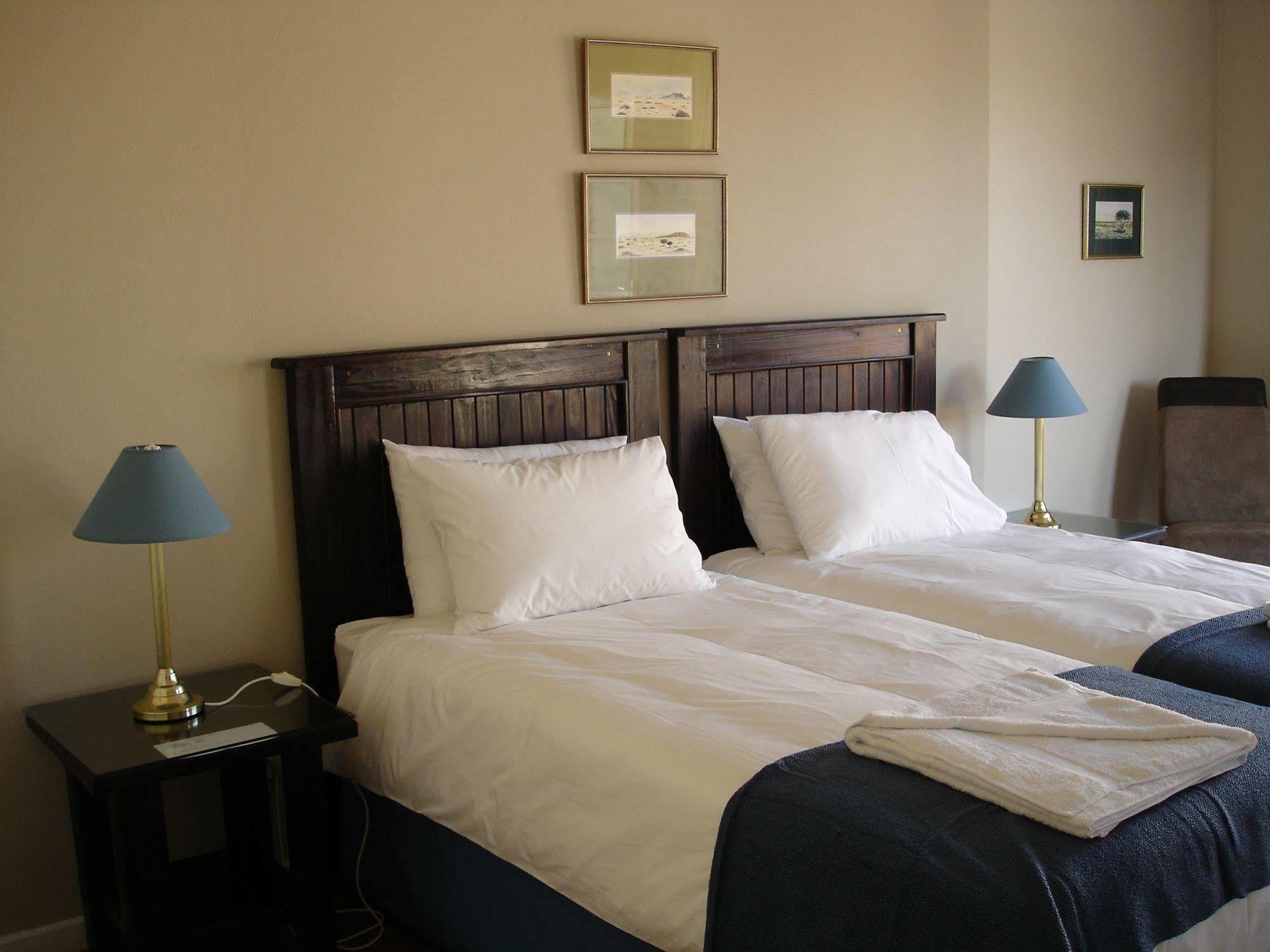 סווקופמונד Cornerstone Guesthouse מראה חיצוני תמונה
