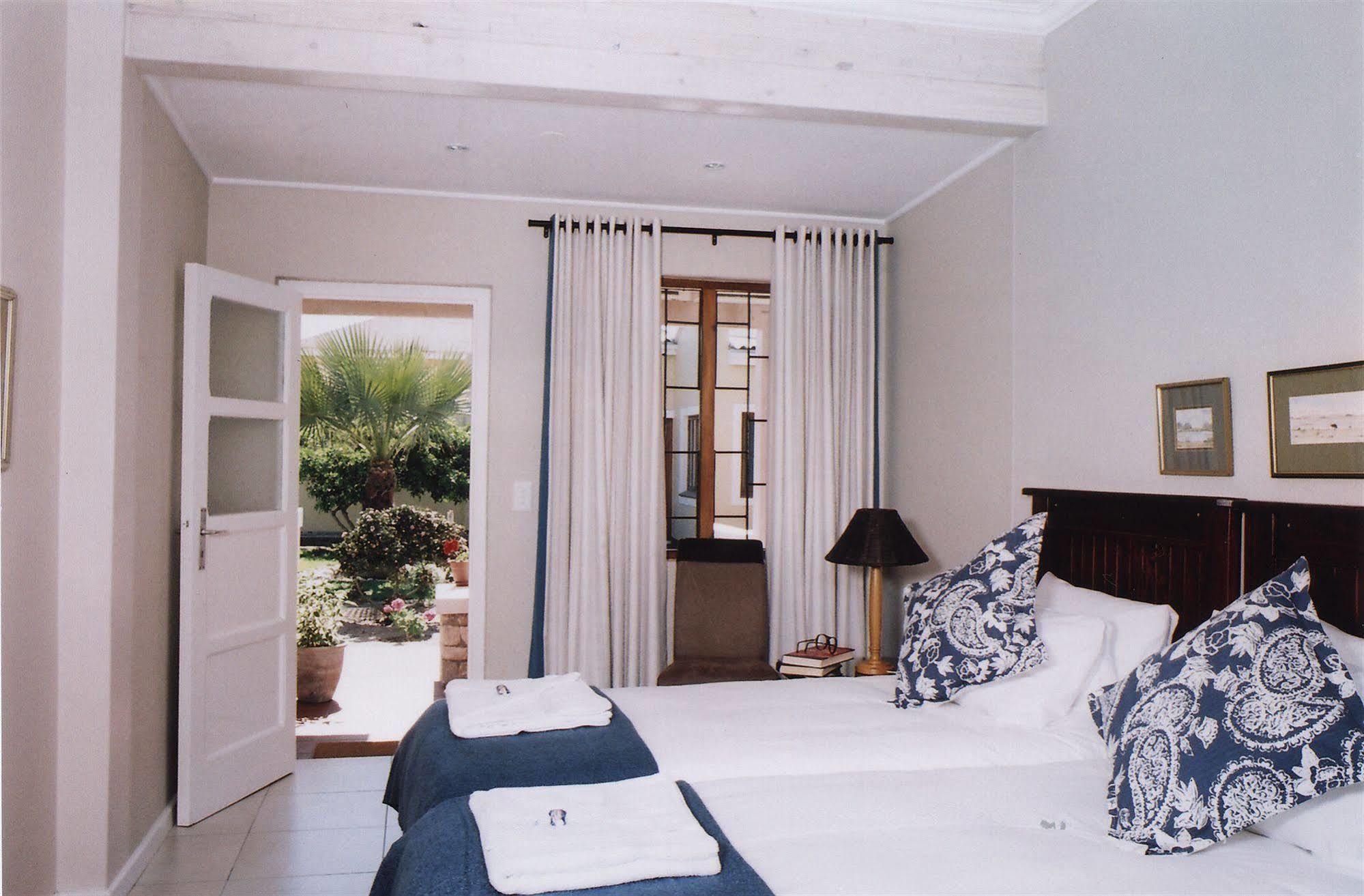 סווקופמונד Cornerstone Guesthouse מראה חיצוני תמונה